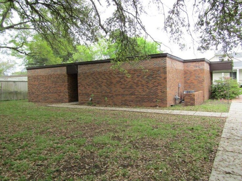 301 Julia St, New Iberia, LA à louer - Photo de l’immeuble – Image 2 sur 14