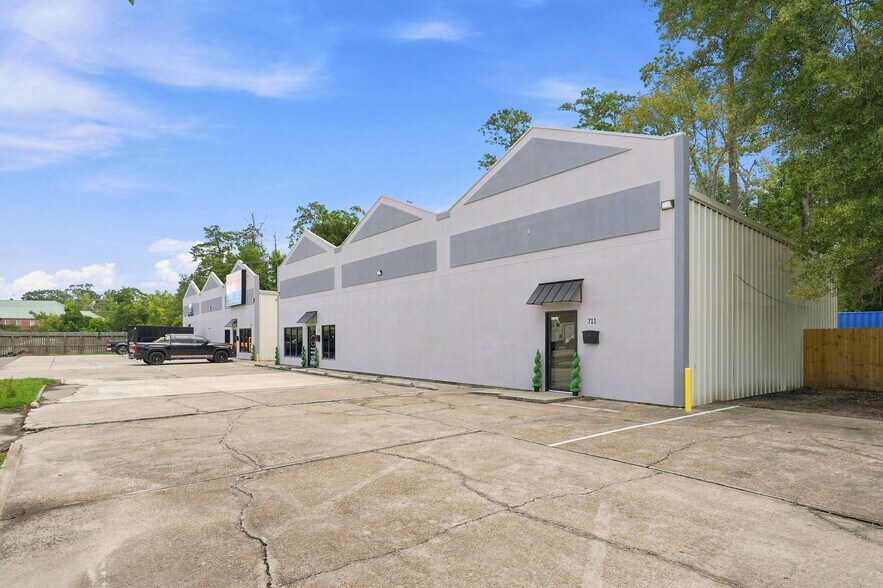 711 N Causeway Blvd, Mandeville, LA à louer - Photo de l’immeuble – Image 2 sur 17