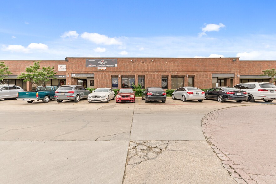 2415 W Northwest Hwy, Dallas, TX à louer - Photo de l’immeuble – Image 2 sur 18