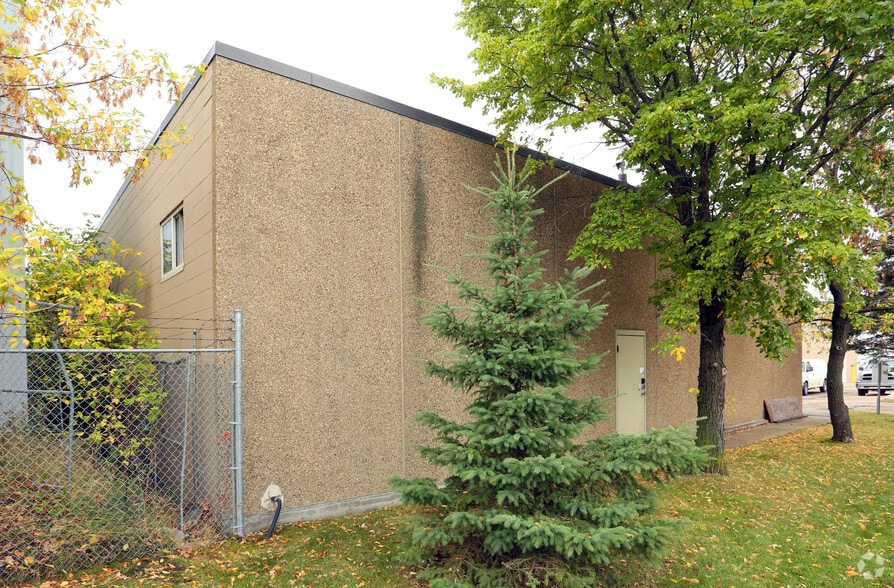 9861-9869 33 Av NW, Edmonton, AB à louer - Photo de l’immeuble – Image 3 sur 4