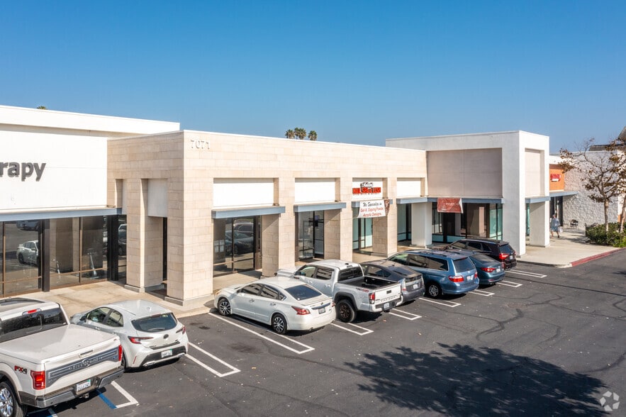 7071 Warner Ave, Huntington Beach, CA à louer - Photo principale – Image 1 sur 6