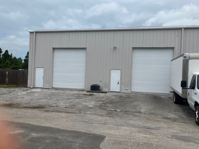 9161 131st Pl N, Largo, FL à louer - Photo de l’immeuble – Image 1 sur 11