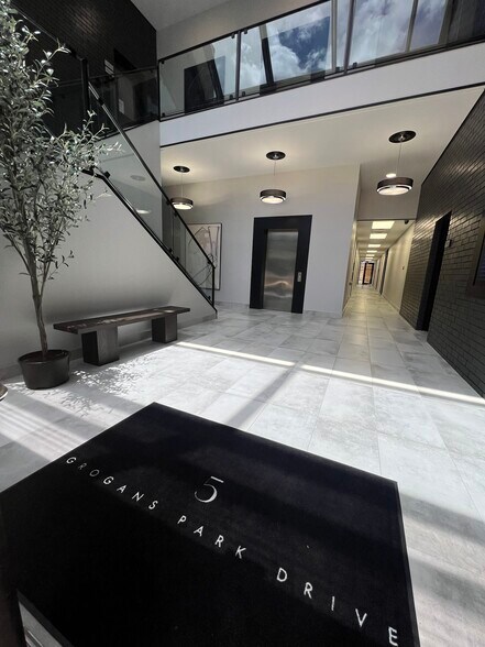 5 Grogan's Park, The Woodlands, TX à louer - Hall d’entrée – Image 2 sur 4