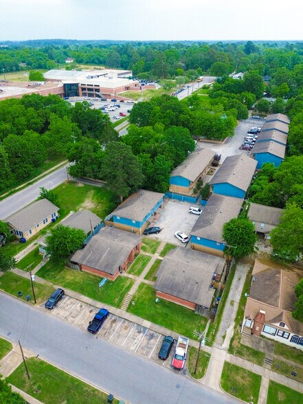 911 University Ave, Huntsville, TX à vendre - Photo principale – Image 1 sur 15