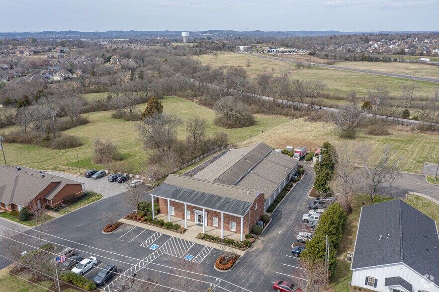 700 E Main St, Hendersonville, TN à louer - Photo de l’immeuble – Image 3 sur 4