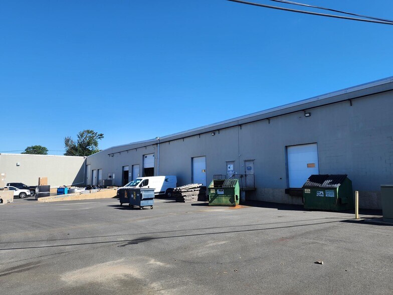 95 Newfield Ave, Edison, NJ à louer - Photo de l’immeuble – Image 2 sur 4
