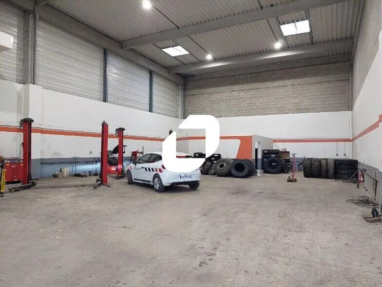 Local d’activités dans Élancourt à louer - Photo de l’immeuble – Image 3 sur 9