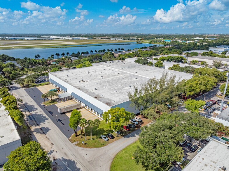 5255 NW 159th St, Miami Lakes, FL à louer - Photo de l’immeuble – Image 2 sur 24