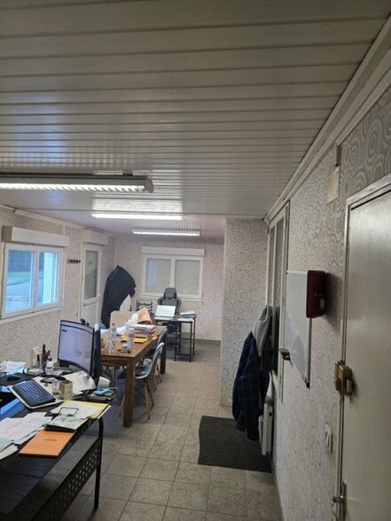 Local d'activités dans Grand Bourgtheroulde à vendre - Photo intérieure – Image 3 sur 4