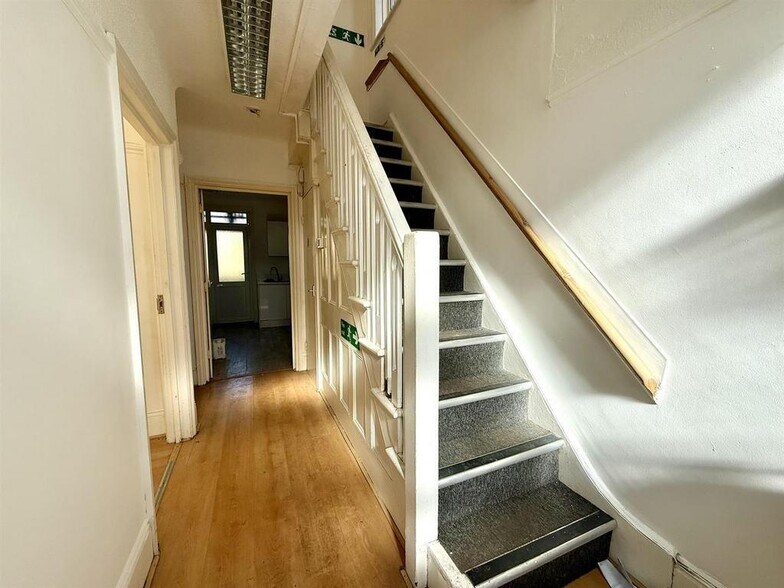 2 Spur Rd, Portsmouth à vendre - Photo intérieure – Image 2 sur 15