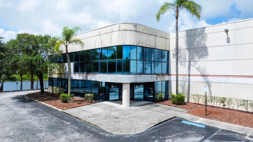 13800 Logistics Center, Sunrise, FL à louer - Photo de l’immeuble – Image 1 sur 4