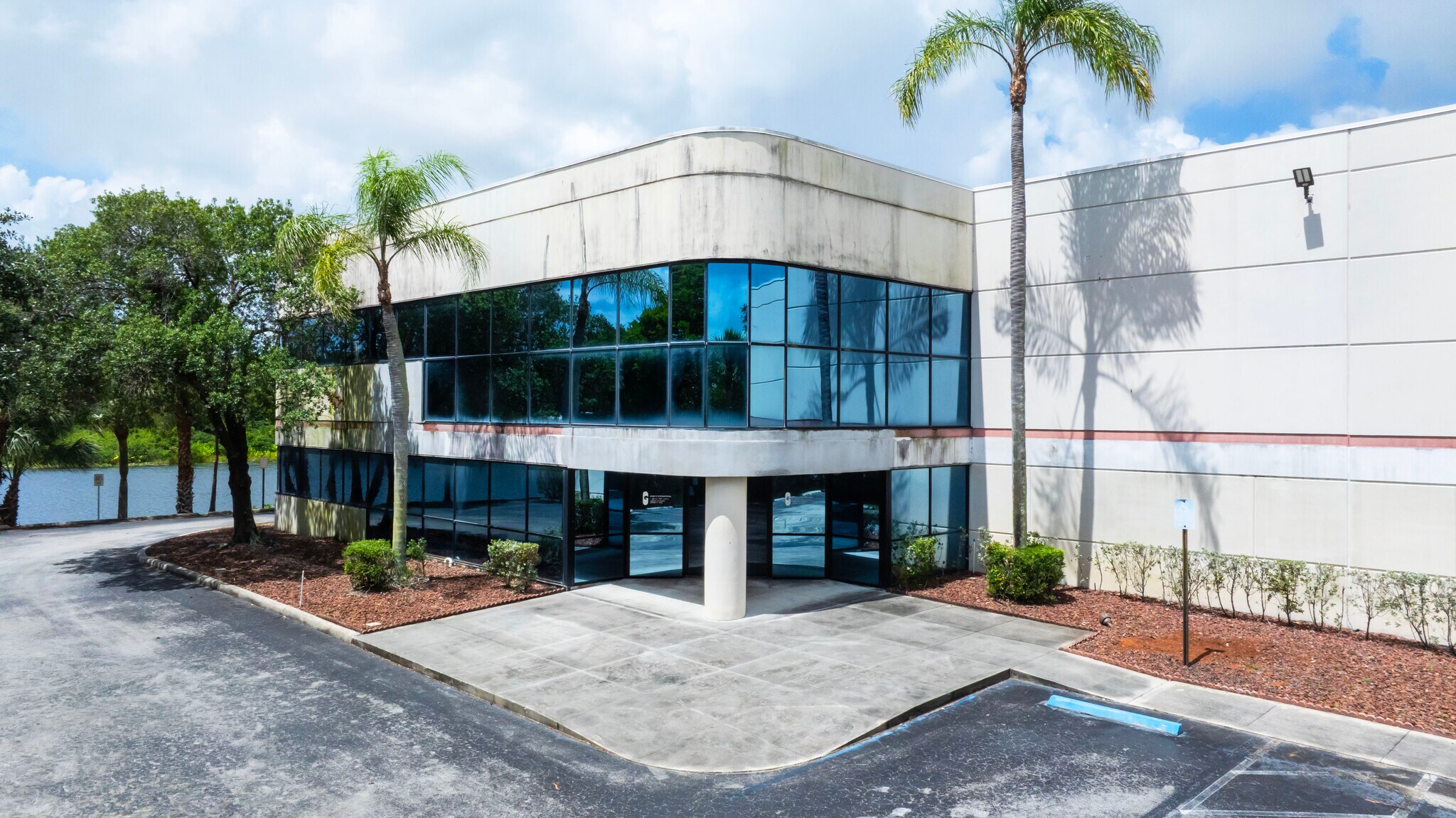 13800 Logistics Center, Sunrise, FL à louer Photo de l’immeuble– Image 1 sur 5