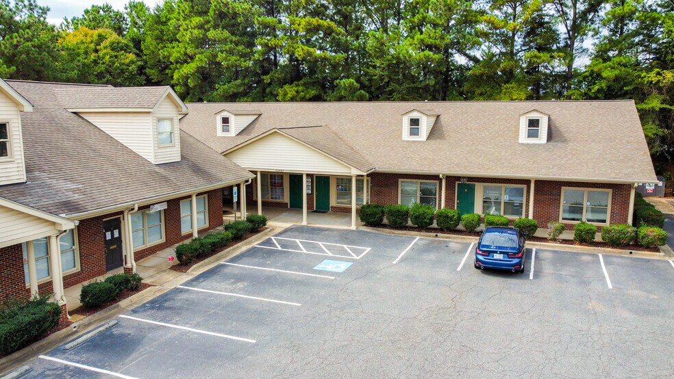20462 Chartwell Center Dr, Cornelius, NC à louer - Photo de l’immeuble – Image 3 sur 3