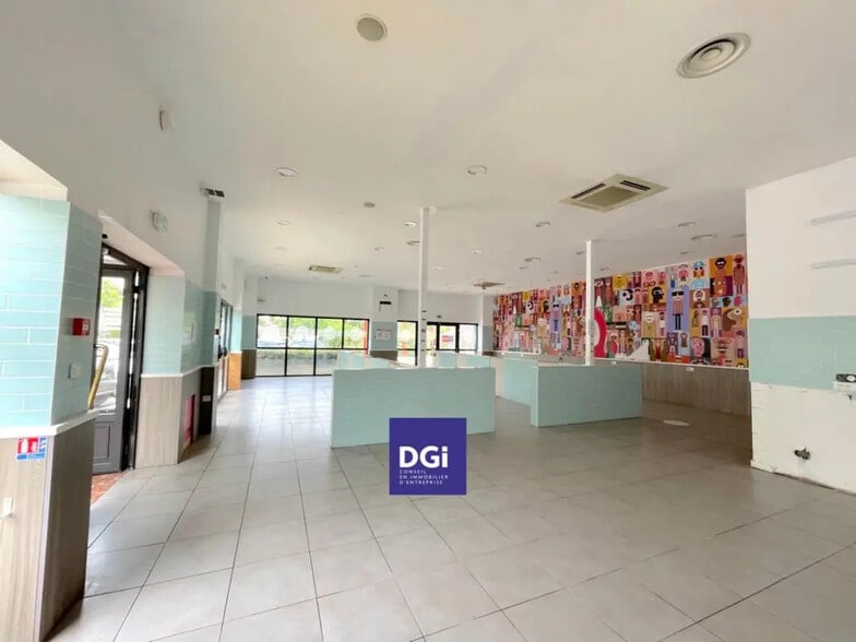 Local commercial dans Nîmes à louer - Photo de l’immeuble – Image 2 sur 4