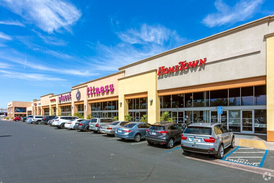 3730-3780 N Blackstone Ave, Fresno, CA à louer - Photo de l’immeuble – Image 2 sur 5
