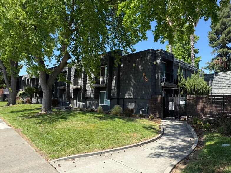 935 Johnfer Way, Sacramento, CA à vendre - Photo de l’immeuble – Image 2 sur 17