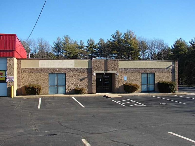 547 Kelley Blvd, North Attleboro, MA à vendre - Photo de l’immeuble – Image 3 sur 8