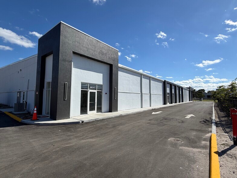 5700 E Colonial Dr, Orlando, FL à louer - Photo de l’immeuble – Image 1 sur 6