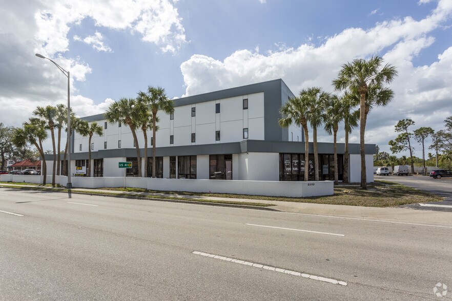 2500 Airport Rd S, Naples, FL à vendre - Photo de l’immeuble – Image 3 sur 5