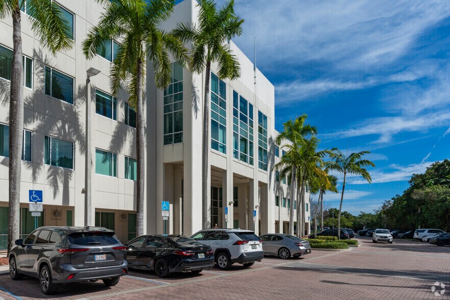 6750 N Andrews Ave, Fort Lauderdale, FL à louer - Photo de l’immeuble – Image 2 sur 5