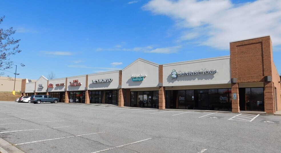 6311 Stadium Dr, Clemmons, NC à louer - Photo de l’immeuble – Image 3 sur 3