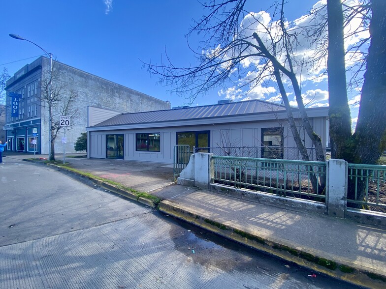 303 E Main St, Cottage Grove, OR à louer - Photo de l’immeuble – Image 1 sur 4