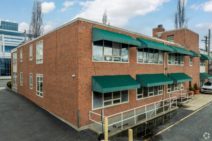 220 Old Country Rd, Mineola, NY à louer - Photo principale – Image 1 sur 23