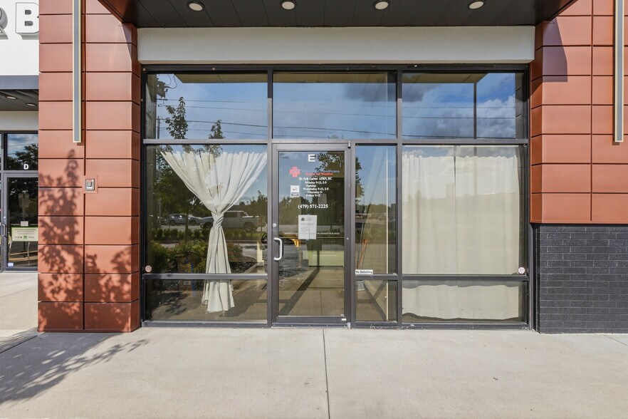 2111 S Old Missouri Rd, Springdale, AR à louer - Photo de l’immeuble – Image 3 sur 14