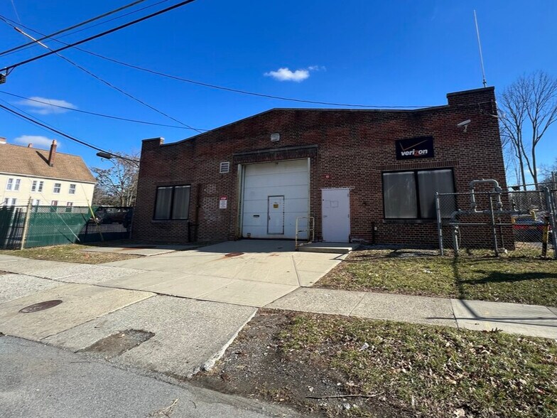 83 Pershing Ave, Poughkeepsie, NY à vendre - Photo de l’immeuble – Image 2 sur 8