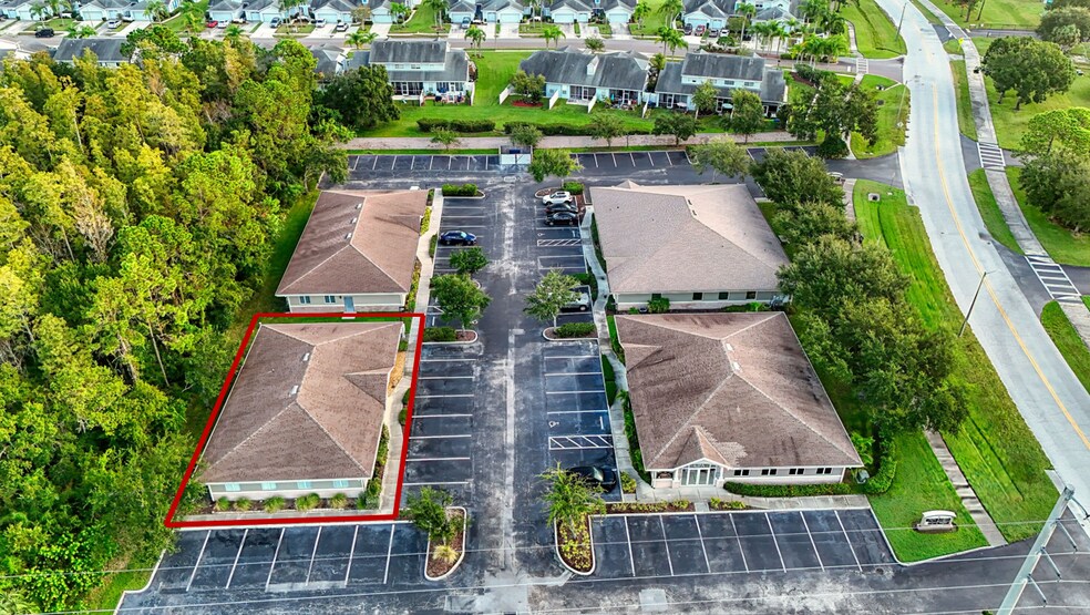 230 Pine Ave N, Oldsmar, FL à louer - Photo de l’immeuble – Image 3 sur 9