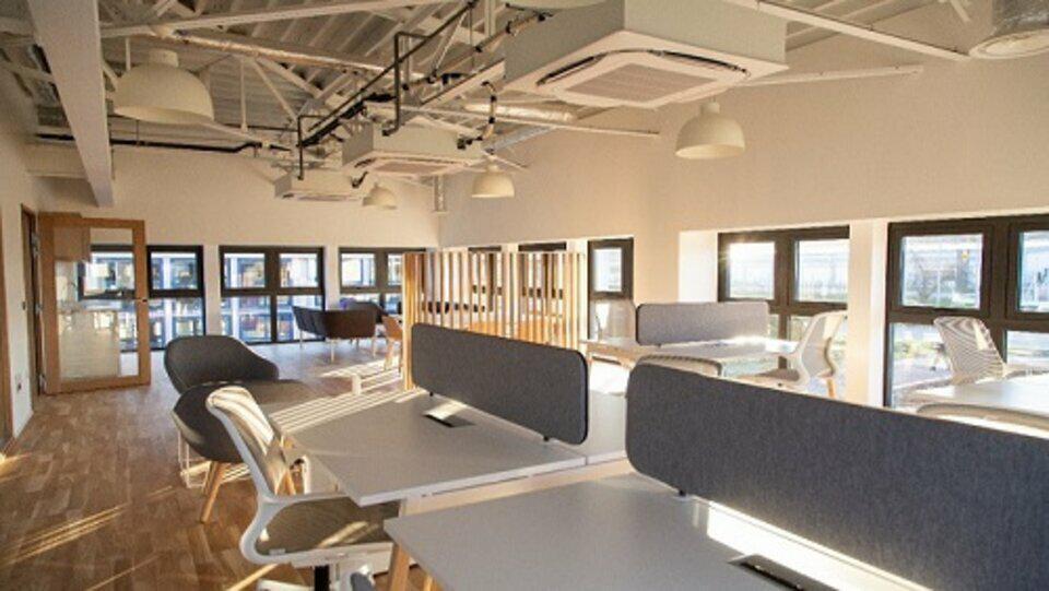 Bureau dans Louviers à louer - Photo de l’immeuble – Image 2 sur 3