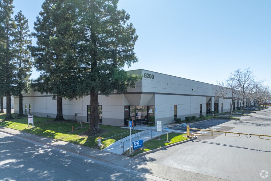 8200 Berry Ave, Sacramento, CA à louer - Photo principale – Image 1 sur 12