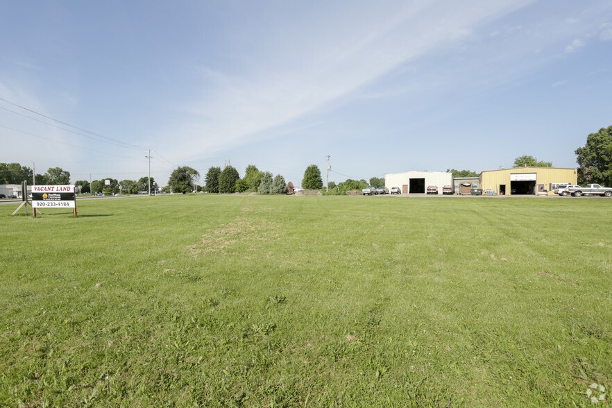 2224 State Road 44, Oshkosh, WI à vendre - Photo principale – Image 1 sur 3