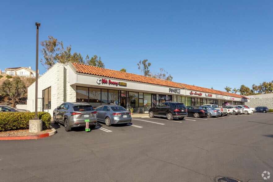Poway Marketplace portefeuille de 6 biens à vendre sur LoopNet.fr - Photo principale – Image 2 sur 6