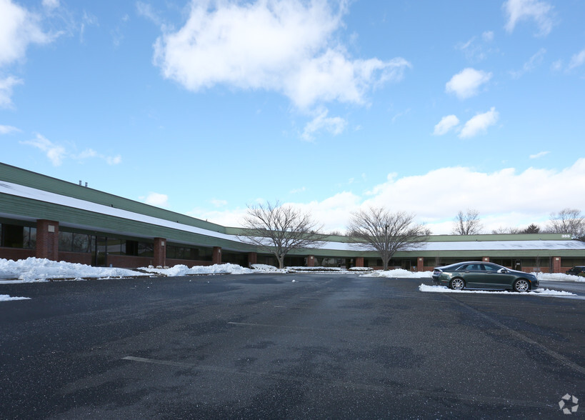 355 Business Center Dr, Horsham, PA à vendre - Photo de l’immeuble – Image 3 sur 5