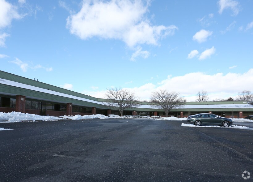355 Business Center Dr, Horsham Township, PA à vendre - Photo de l’immeuble – Image 3 sur 5