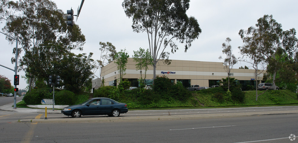 2605 Temple Heights Dr, Oceanside, CA à louer - Photo de l’immeuble – Image 2 sur 4