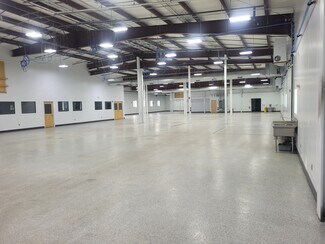 Plus de détails pour 450 W River St, Orange, MA - Local d’activités à vendre