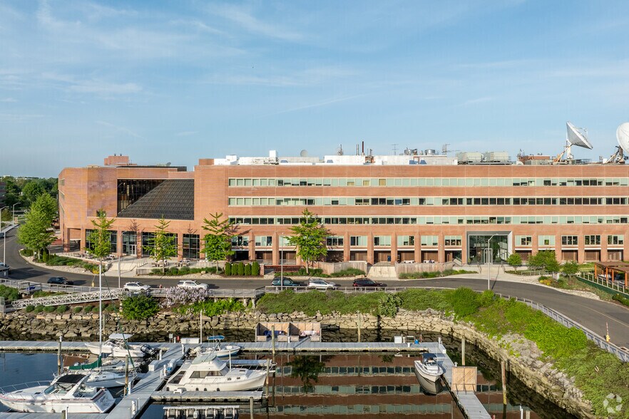 208 Harbor Dr, Stamford, CT à louer - Photo de l’immeuble – Image 3 sur 9