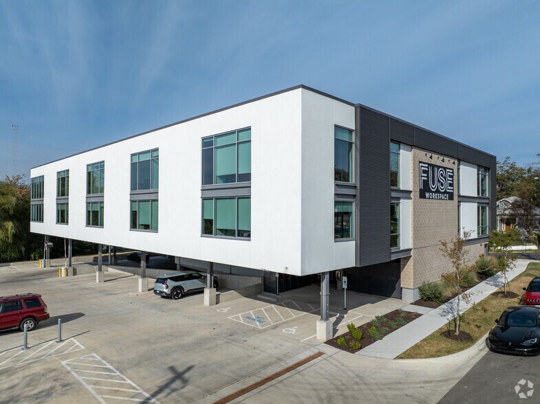 2105 E Martin Luther King Jr Blvd, Austin, TX à louer - Photo de l’immeuble – Image 3 sur 19