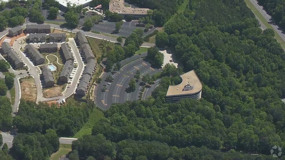 3500 Parkway Ln, Peachtree Corners, GA à louer - Vidéo aérienne – Image 2 sur 15