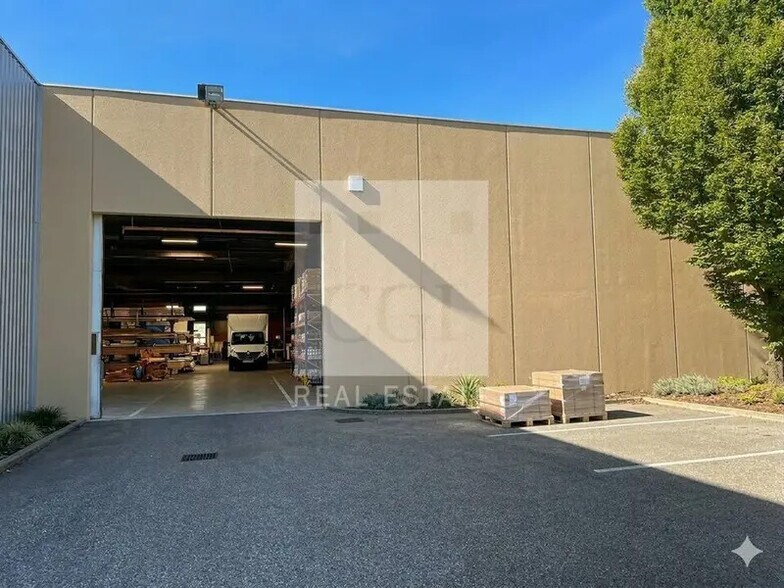 Local d'activités dans Moirans à vendre - Photo de l’immeuble – Image 2 sur 11