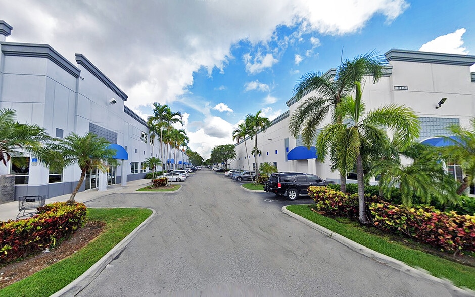 6000 NW 97th Ave, Doral, FL à louer - Photo de l’immeuble – Image 2 sur 7