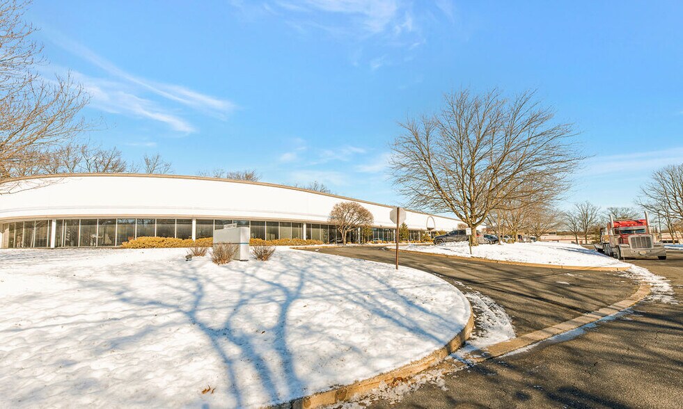 81 Corbett Way, Eatontown, NJ à louer - Photo de l’immeuble – Image 2 sur 41