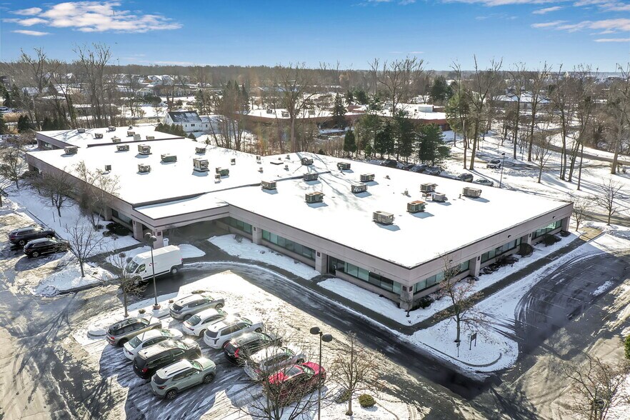 95 John Muir Dr, Amherst, NY à louer - Photo principale – Image 1 sur 13