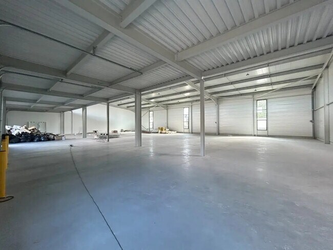 Plus de détails pour Local d'activités à louer