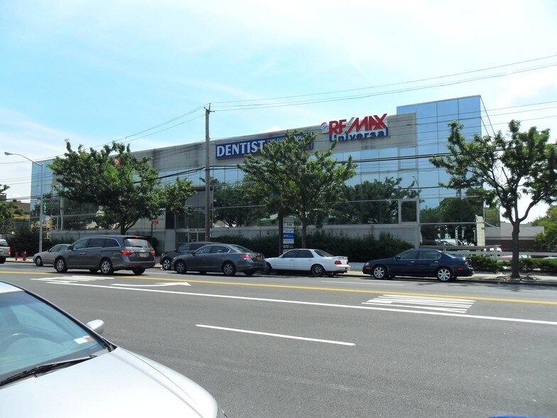 21810-218-14 Northern Blvd, Bayside, NY à louer - Photo de l’immeuble – Image 2 sur 9