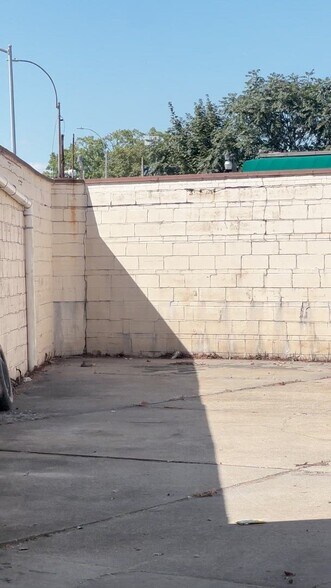 2219 Hazen St, East Elmhurst, NY à louer - Vidéo sur l’annonce professionnelle – Image 2 sur 16