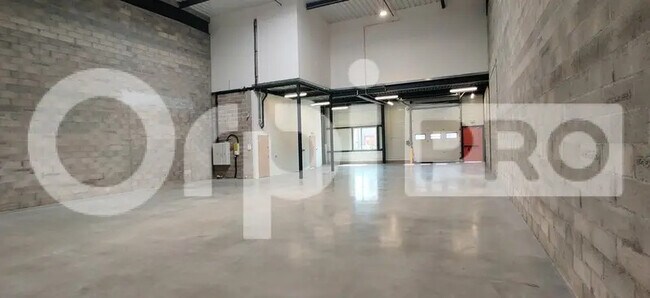 Plus de détails pour Local d'activités à louer