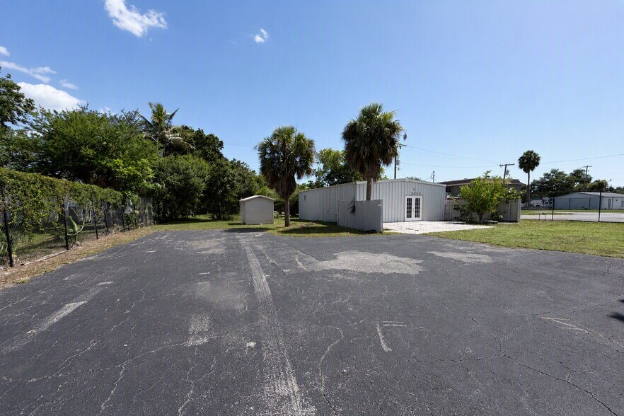 2054 Crawford St, Fort Myers, FL à louer - Photo de l’immeuble – Image 1 sur 13